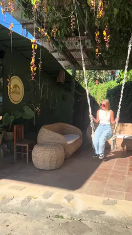 les lunettes de soleil 🕶️ font toute la tenue ahah 🤩 @Earth Lodge Guatemala 🇬🇹  #look #outfit #balancoire #guatemala #antigua 