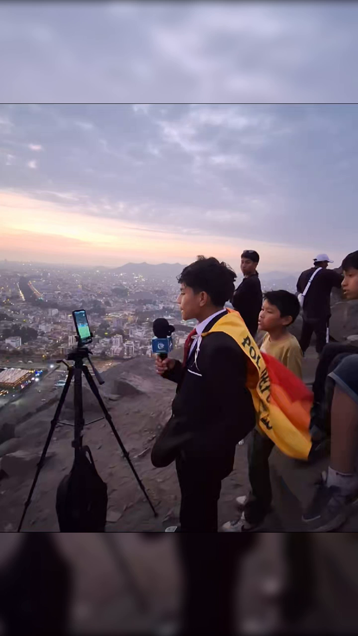 Transmitiendo la Final de la #CopaLibertadores desde la montaña. 🤯 👏🏻 Un micrófono, una cámara y un celular, todo lo que este chico necesitó para transmitir y narrar la coronación de #Flamengo en #Perú. 🇵🇪 🔝 Vía pol_deportes/TT #Palmeiras