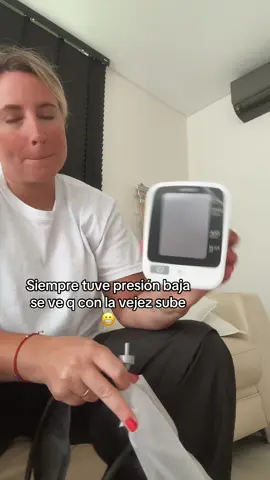 No romanticemos envejecer 😂 todo baja y se cae menos la presión que sube y las encías q se retraen 😩 una chotada #mamatiktoker #humor 