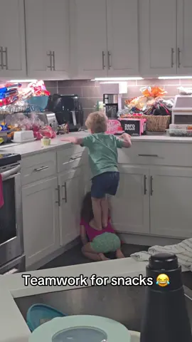 Teamwork together 😂 @VivaLaFood (🎥:@Maegen ♡ Twin Mama) 