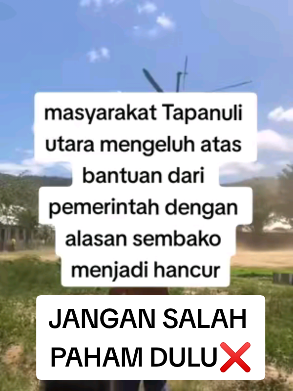 BACA CAPTION dibawah terlebih dahulu iya sobat! Helikopter mungkin tidak mendarat saat memberikan bantuan bencana banjir karena beberapa alasan kritis terkait keamanan, kelayakan lokasi pendaratan, dan efisiensi operasional. Prioritas utama dalam situasi bencana adalah keselamatan kru dan korban, serta penyampaian bantuan yang efektif. Berikut adalah alasan-alasan utamanya: 1. Faktor Keamanan dan Kondisi Lokasi Arus Deras dan Puing: Air banjir yang bergerak cepat sering kali membawa puing-puing besar (pohon tumbang, mobil, atap rumah) yang tidak terlihat dari atas. Mendarat di area tersebut sangat berbahaya karena baling-baling atau roda pendaratan bisa tersangkut atau rusak. Medan yang Tidak Stabil: Lahan yang tergenang banjir bisa menjadi sangat lunak dan berlumpur. Helikopter yang mencoba mendarat berisiko terperosok atau miring, menyebabkan kecelakaan fatal. Infrastruktur yang Rusak: Kabel listrik, tiang telepon, dan struktur bangunan yang runtuh mungkin tersembunyi di bawah air atau sulit diidentifikasi dari udara, menimbulkan risiko tabrakan saat manuver pendaratan. Visibilitas Buruk: Cuaca buruk yang menyertai banjir (hujan lebat, kabut) dapat mengganggu visibilitas pilot secara signifikan, membuat pendaratan yang aman hampir mustahil dilakukan.  #banjirbandang #banjir #fyppppppppppppppppppppppp #viral #fyp 
