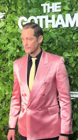 #AlexanderSkarsgard looking pretty in pink at the 2025 #GothamAwards.