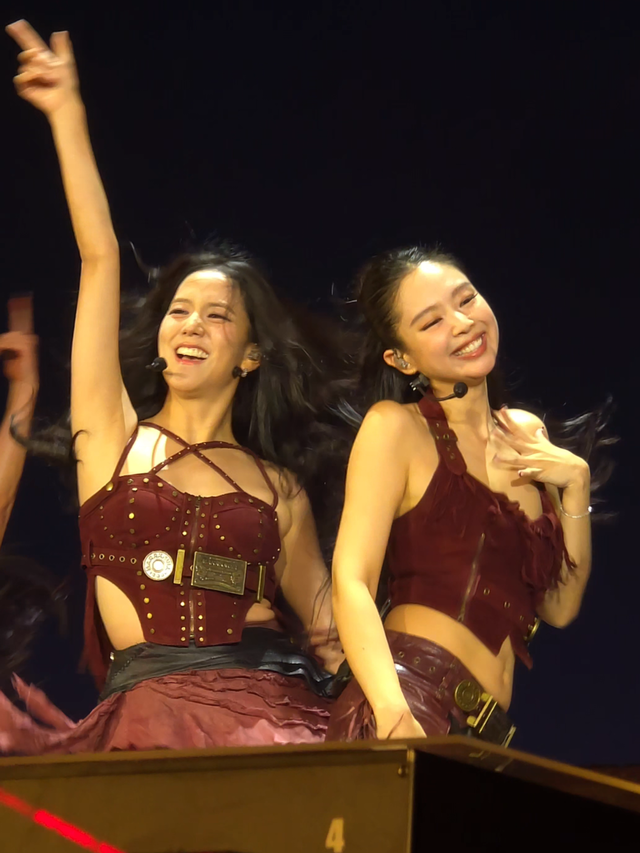 Jennie Jisoo Jump 💜 #deadlineworldtour #blackpink #jisoo #jennie #jensoo 