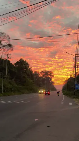 Sự dịu dàng của người mà bạn ngưỡng mộ là dùng những tổn thương để đổi lại #stt  Bình minh Phú Quốc sau 3 ngày mất điện ⛅️