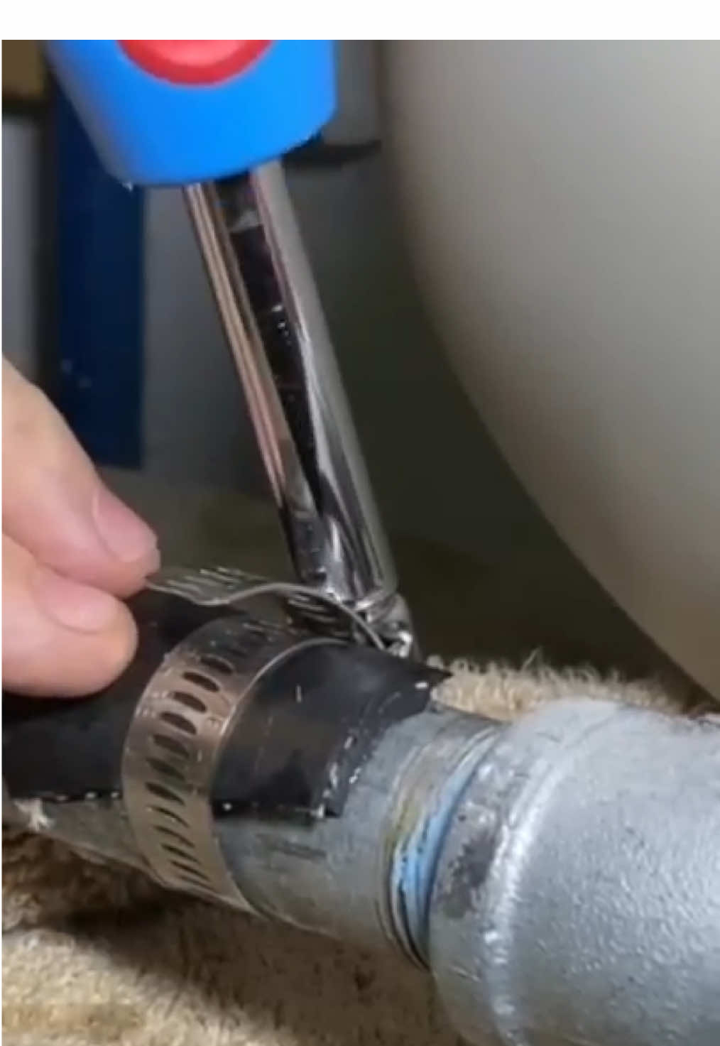 Quick Fix For Leak On Water Pipe! #DIY #plumbing #helpingothers 