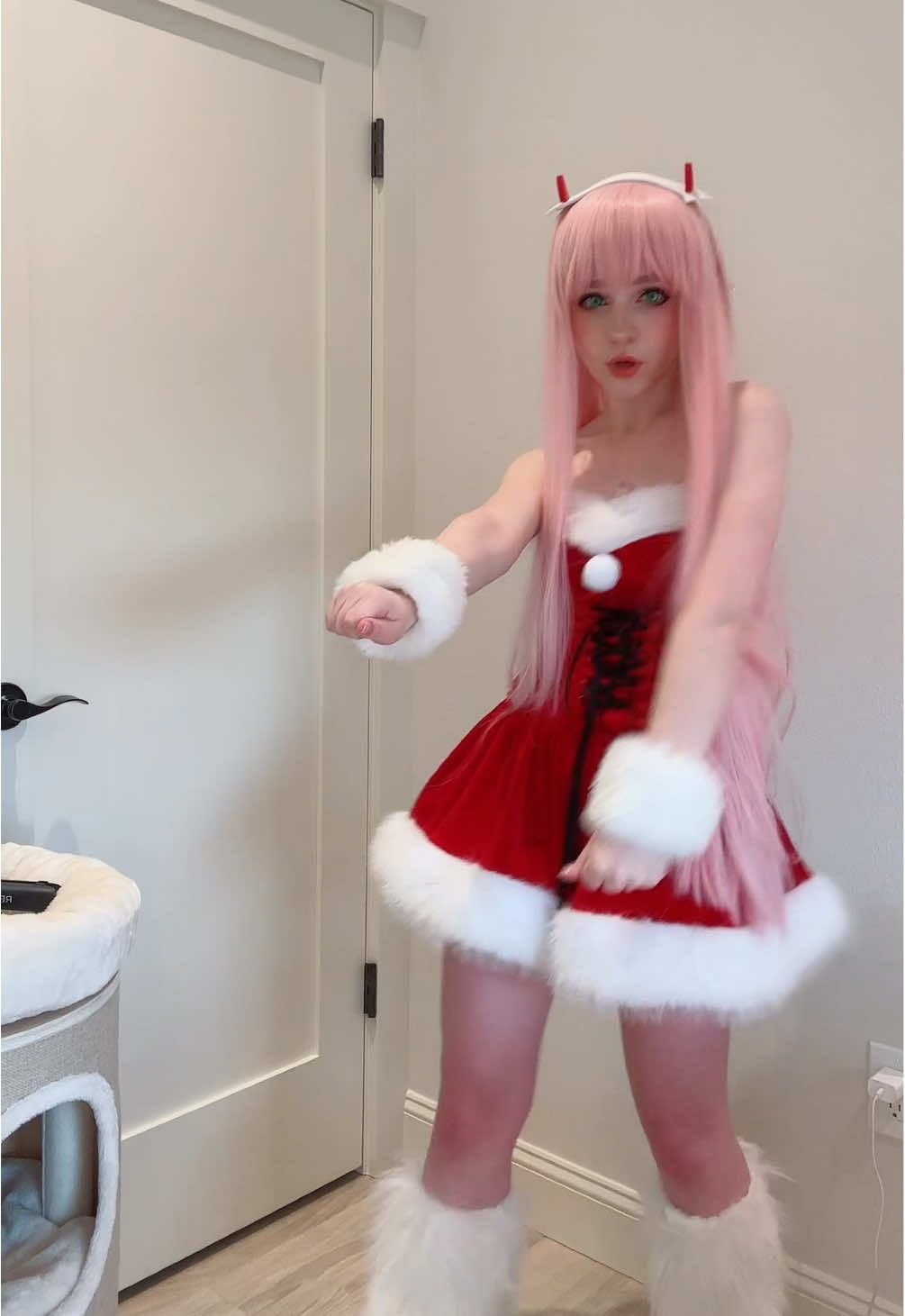 Got my two cats on me rn🥹 I might be account restricted guys lmk #zerotwocosplay #02cosplay #zerotwo #darlinginthefranxx #darlinginthefranxxcosplay 