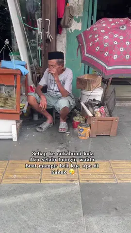 Bismillah... Tiap ketemu kakeknya lagi jualan suka ngeliat kalo dagangan + adonan kue ape nya tuh masih banyak 🥹 kadang pernah mgeliat beliau sampai ketiduran saking sepi nya 🥹 Yuk temen2 kalo lagi main ke sukabumi kota jangan lupa dilarisin.. Kakek nya jualan deket banget dari citymall, #pejuangrupiah  #ayah #pejuangnafkah  #pejuangkeluarga 