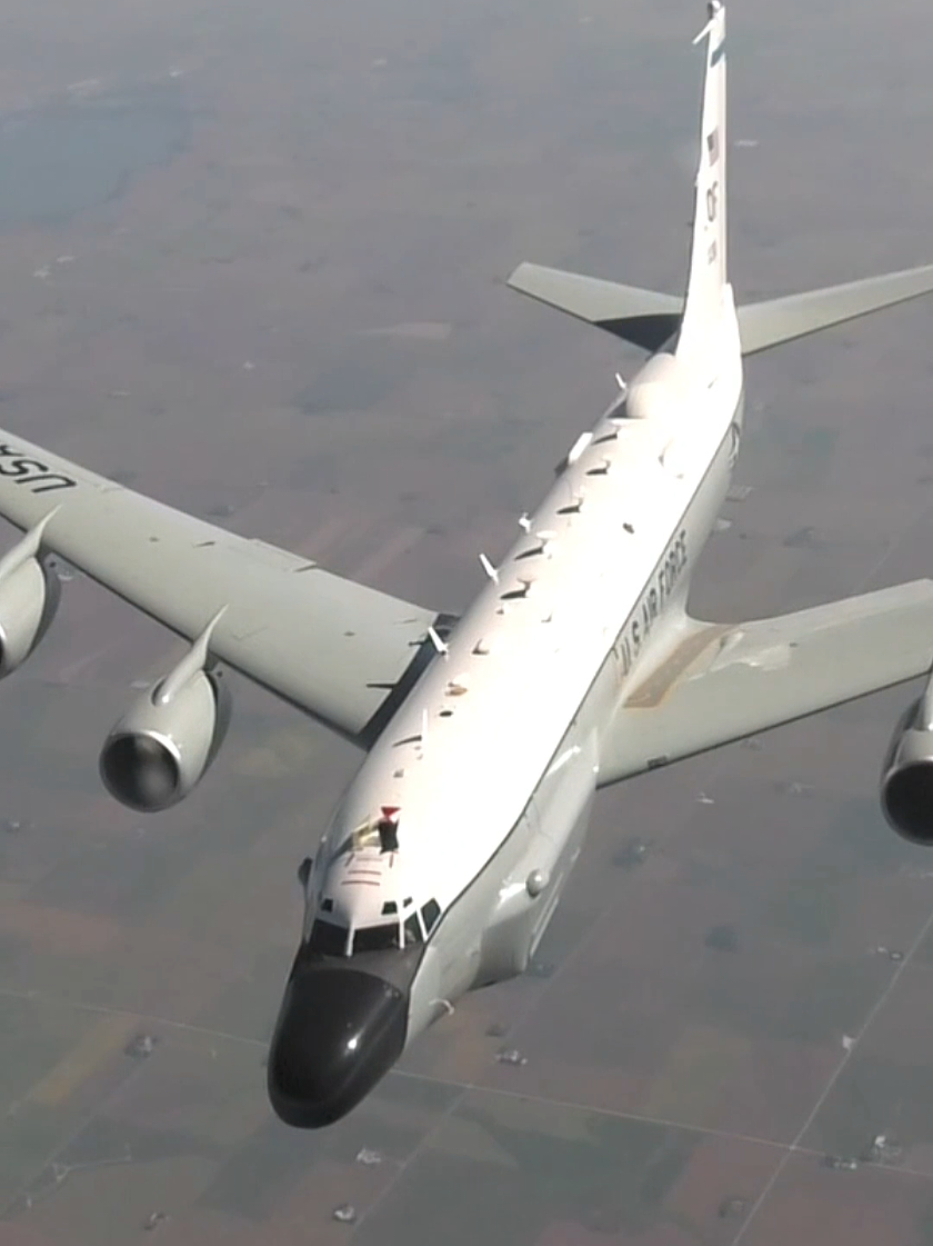 The RC-135V/W Rivet Joint topping off from a KC-135 @usairforce video by Kevin Schwandt and Kei Williams- 55th Wing #rc135vrivetjoint #rc135 