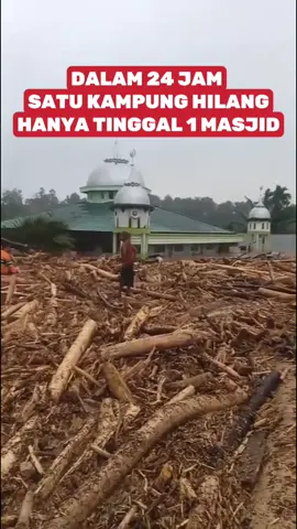 Subhanallah..!! Dalam waktu 24 jam banjir bandang menyapu satu kampung di kampung Sekumur kec.Sekerak Kab. Aceh Tamiang pada 27 November 2025. Terlihat hanya satu Masjid yang masih berdiri, rumah disekelilingnya sudah hancur diseret banjir bandang. 👉semoga musibah ini menjadi pelajaran bagi orang yang berfikir. Tulis doamu dikolom komentar.  #prayforaceh #banjir #banjirbandang #longsor #aceh 