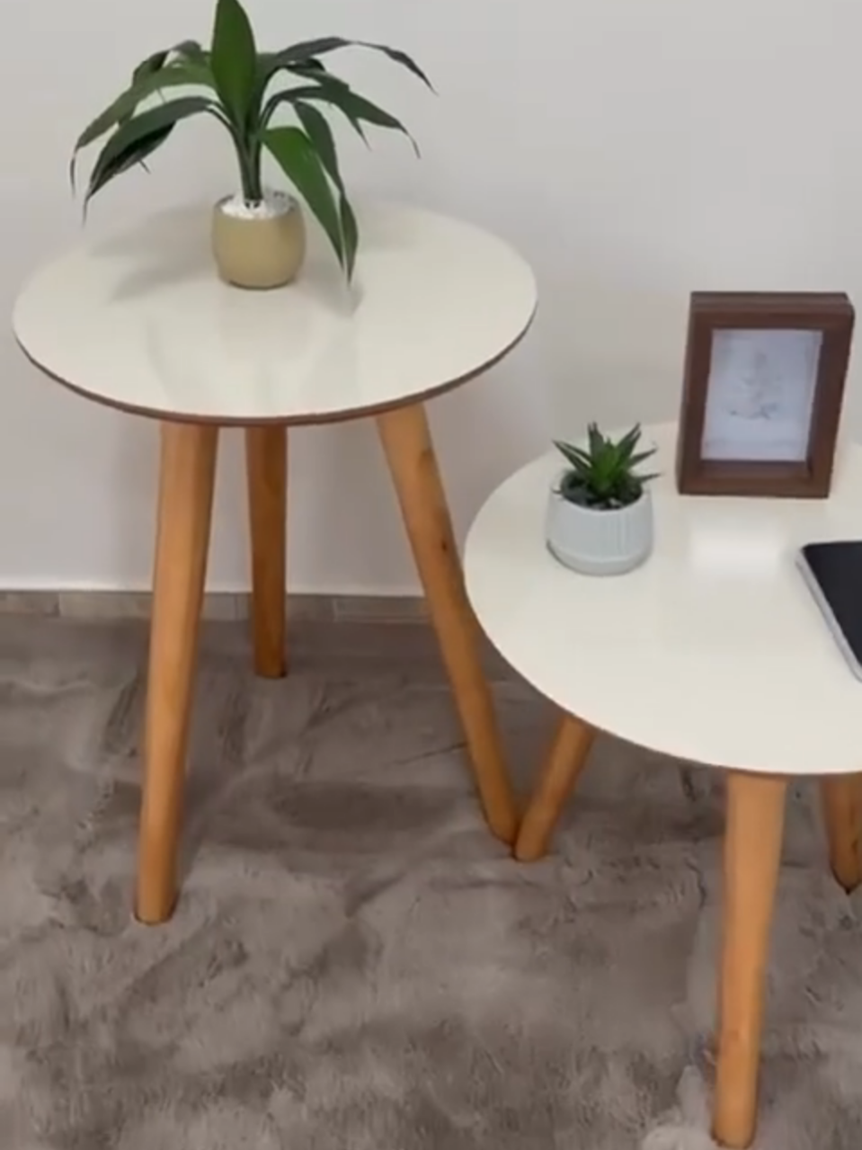 Conjunto de Mesas para Decoração com Pés Palito para Sala com Tampo Redondo. #mesinhasdecanto #mesapéspalito  #decoração  #decoraçãodesala  #decoraçãodeinteriores