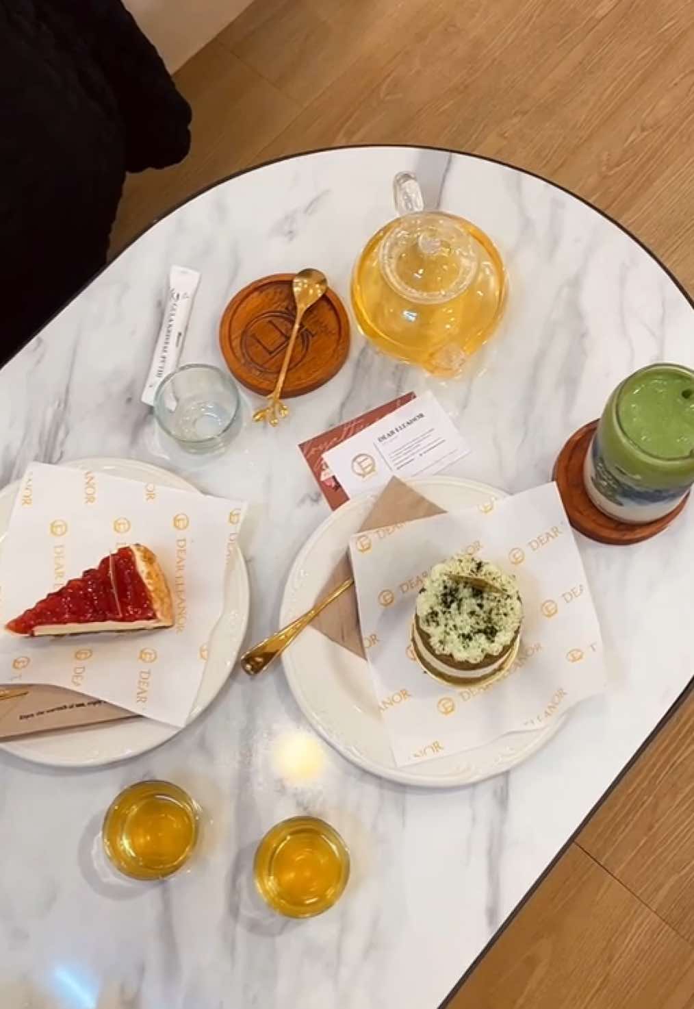 Found another little sanctuary in Jogja ✨🍵 Dear Eleanor Tea House benar-benar tempat terbaik buat slow down, menikmati teh cantik, dan rehat dari hiruk-pikuk. Rasa tehnya unik, suasananya hangat, tempatnya cantik & nyaman banget. Perfect for self-date, me-time, and quiet quality moments 💐🍵 #deareleanorteahouse #deareleanor #teahousejogja #tehjogja #matchajogja #cafeyogyakarta #wisatajogja #jogjainfo #jogjahits #jogjacafe #qualitytimejogja #esteticcafejogja #ngetehjogja #tempatcantikjogja #fyp #jogja24jam #yogyakarta 