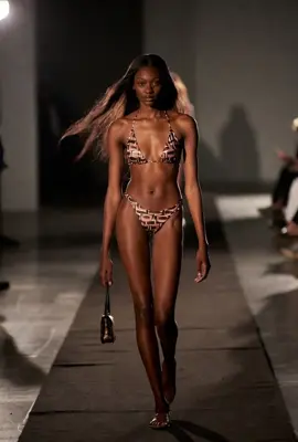 Modelo defile bikini style#blacktapeproject #tiktok #blacktape #defile #global 