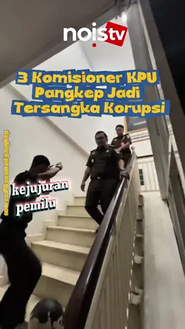Tiga komisioner KPU Pangkep resmi ditetapkan sebagai tersangka korupsi. Lembaga yang seharusnya menjaga integritas pemilu… justru diduga bermain dalam pengadaan. Kerugian negara mencapai Rp554 juta, dan sebagian uangnya masih hilang. Publik bertanya: Kalau pengawas pemilu saja bisa “bermain”, siapa yang bisa kita percaya? Kasus ini bukan sekadar skandal — ini alarm keras untuk transparansi pemilu di Indonesia. Proses hukum masih berjalan. Kita pantau, kita kawal. Jangan biarkan keadilan berhenti di tengah jalan. #KPU #Pangkep #Korupsi #KasusKPU #Kejaksaan 