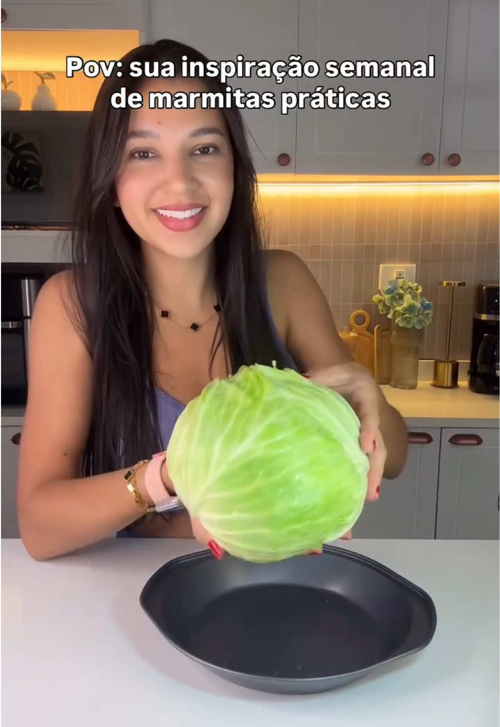 Pra secar | 320 kcal e 30 gramas de proteína em cada  Cozinha o repolho inteiro  Retira as folhas e recheia com 120 g de carne moída  Leva pra uma forma com molho de tomate e queijo ralado  Assa por 15 minutos 180° e monte com arroz ou carbo de sua preferência.  Siga @aurilene.fit pra mais inspirações assim ✨ Salve pra lembrar de fazer depois ✔️ #receitas #receitasfitness #receitassaudaveis #receitasimples 