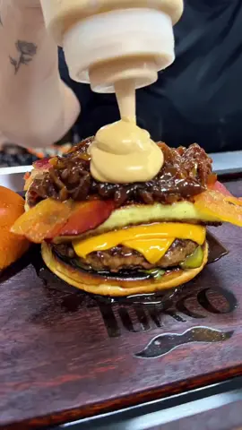 CEBOLA CARAMELIZADA com QUEIJO COALHO chapeado e lambuzado no MEL.. ainda vai hambúrguer coberto com queijos cheddar derretidos, fatias de bacon, picles e o exclusivo molho rosé da Orgasm.. Que tal essa montagem? Comenta ai.. COMO PEDIR: + queijo coalho no mel #cebolacaramelizada #cebolacaramelizadaaçucarmascavo #burgercomcebolacaramelizada #burgercomcebola #queijocoalhocommel