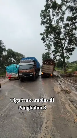Hati-hati buat warga yang melintasi di Daerah pangkalan 3 Kecamatan Pangkalan Lada,,,tiga truk amblas pagi ini, Kemacetan Rawan terjadi.  Selasa 2 Desember 2025. Pangkalanbun Kotawaringin Barat. 🎥WAG  #pangkalanbun #truk #macet #hujan #kotawaringinbarat 