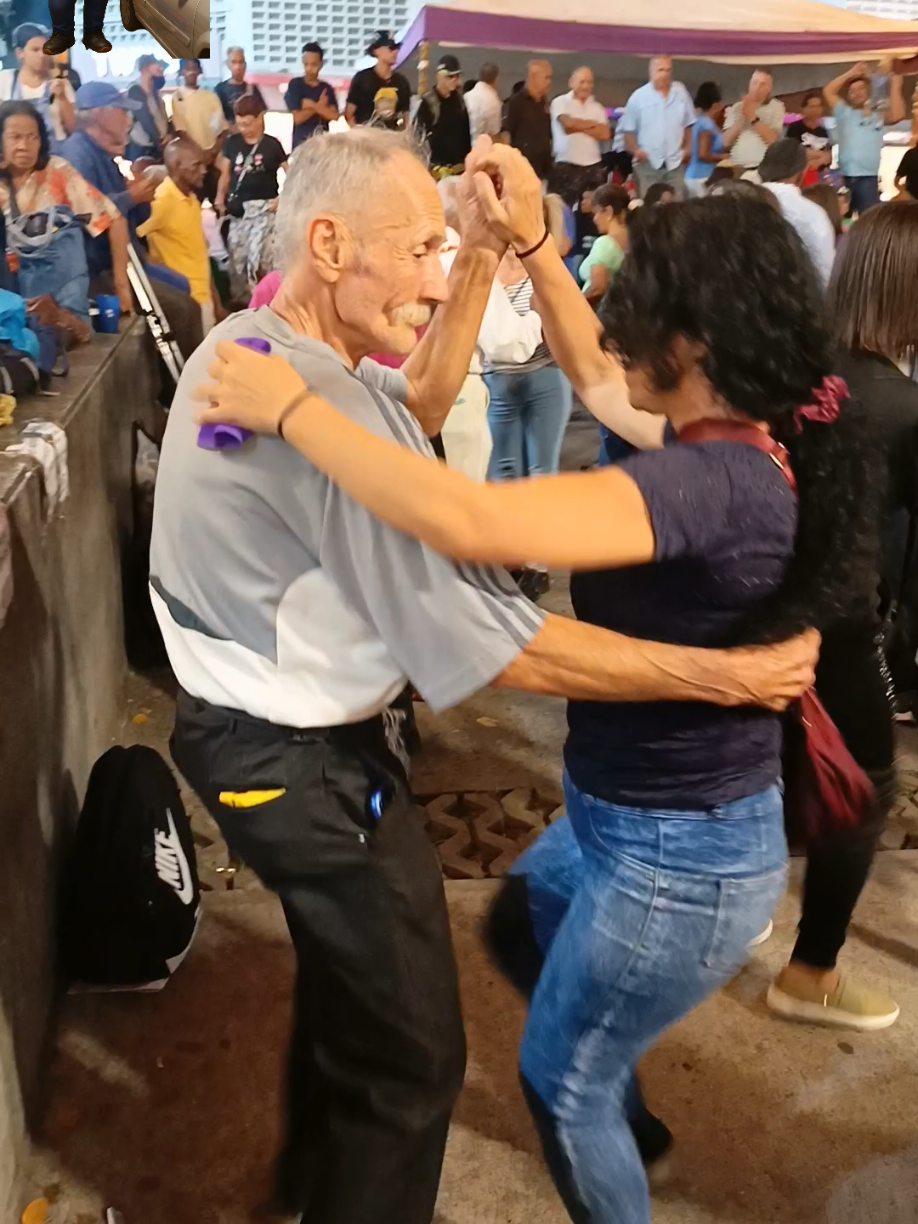 plaza el Venezolano abuelos salseros  #salserosdeverdad #abuelos  #bailadores #rumberos #edgar_trainner 