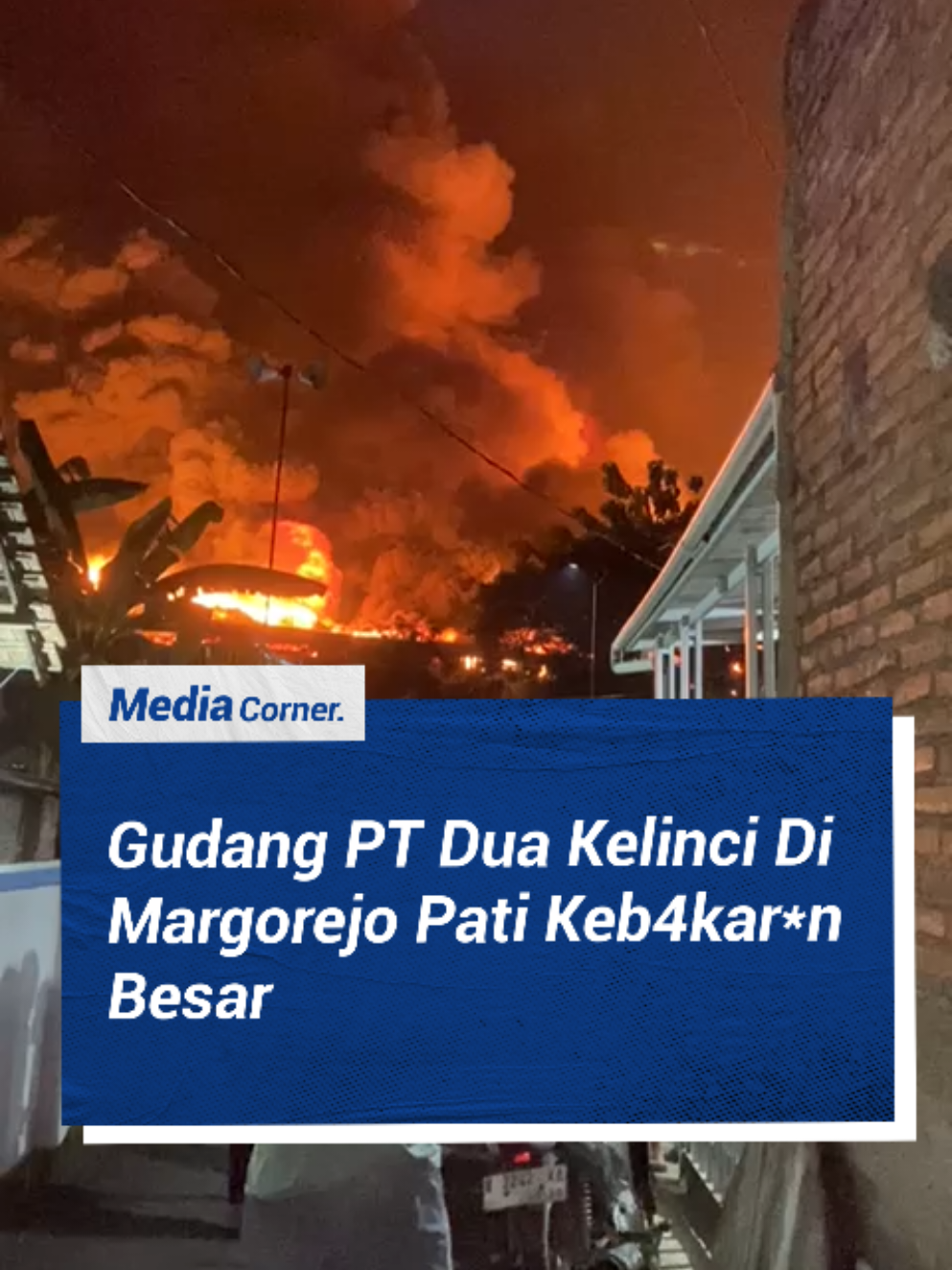 Gudang milik PT Dua Kelinci di Margorejo, Pati, mengalami keb4kar*n hebat pada Senin malam, 1 Desember 2025.  Api yang awalnya muncul dari bagian belakang gudang dengan cepat membesar dalam waktu kurang dari 30 menit, hingga terlihat jelas dari permukiman sekitar.  Asap hitam pekat dan suara dentuman sempat membuat warga panik dan mengungsi sementara. #beritaviral #viral #fyp #duakelinci #pati 