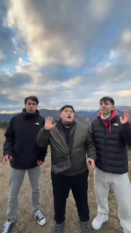 #elabrahaham #elbetillo #juanpahollman #fyp #parati @SoyBetillo @Enserio @Abrahaham hollman enseñando su baile a los bros nombre de la canción:Clima Lindo