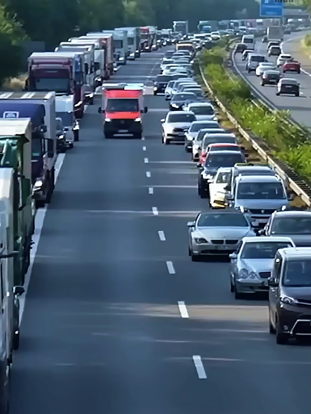 الألمان يفسحون المجال لسيارات الإسعاف تلقائيًا عند الازدحامات الخانقة! 🇩🇪🚗➡️🚑#EducatorAward