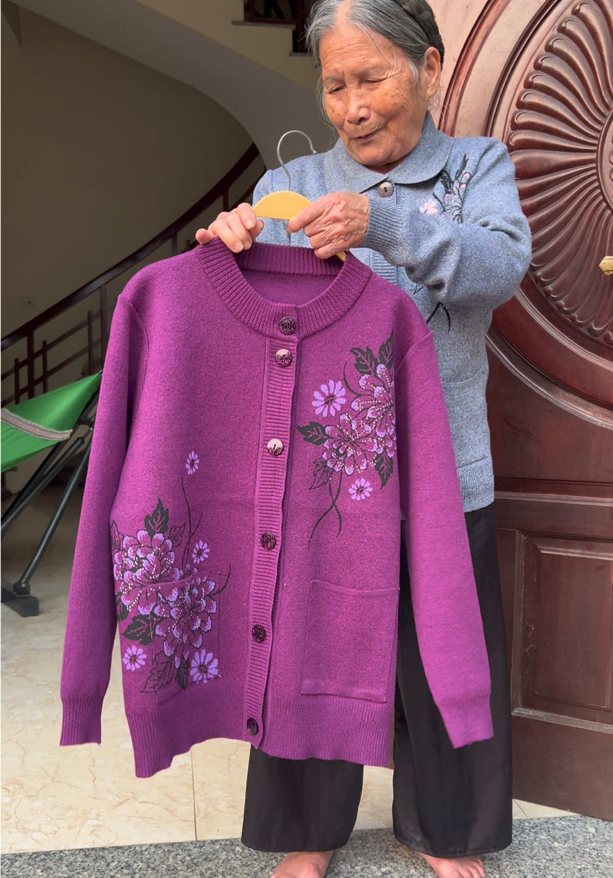 Trả lời @Ngọc Hiền Đông đến rồi mua áo ấm cho bà bà sẽ rất vui. Ai còn bà hãy yêu thương bà thật nhiều #dotrungnien #tiemhaivochong #dotrungnienchome 