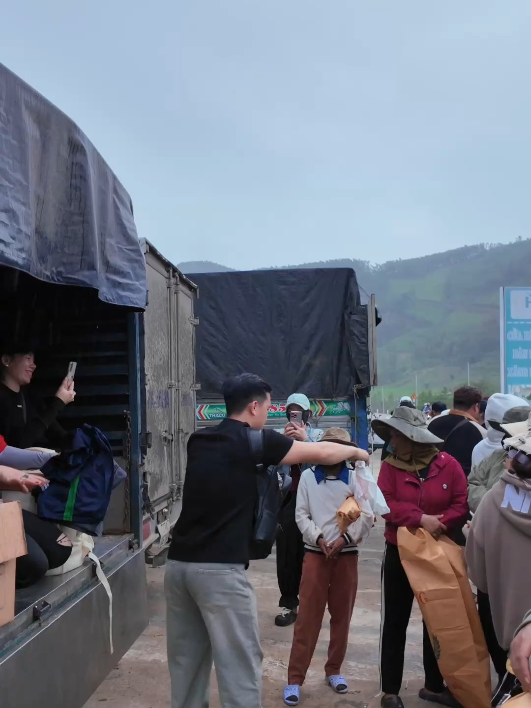 Phát quà cho bà con vui vẽ. #Đinhcôngtriều