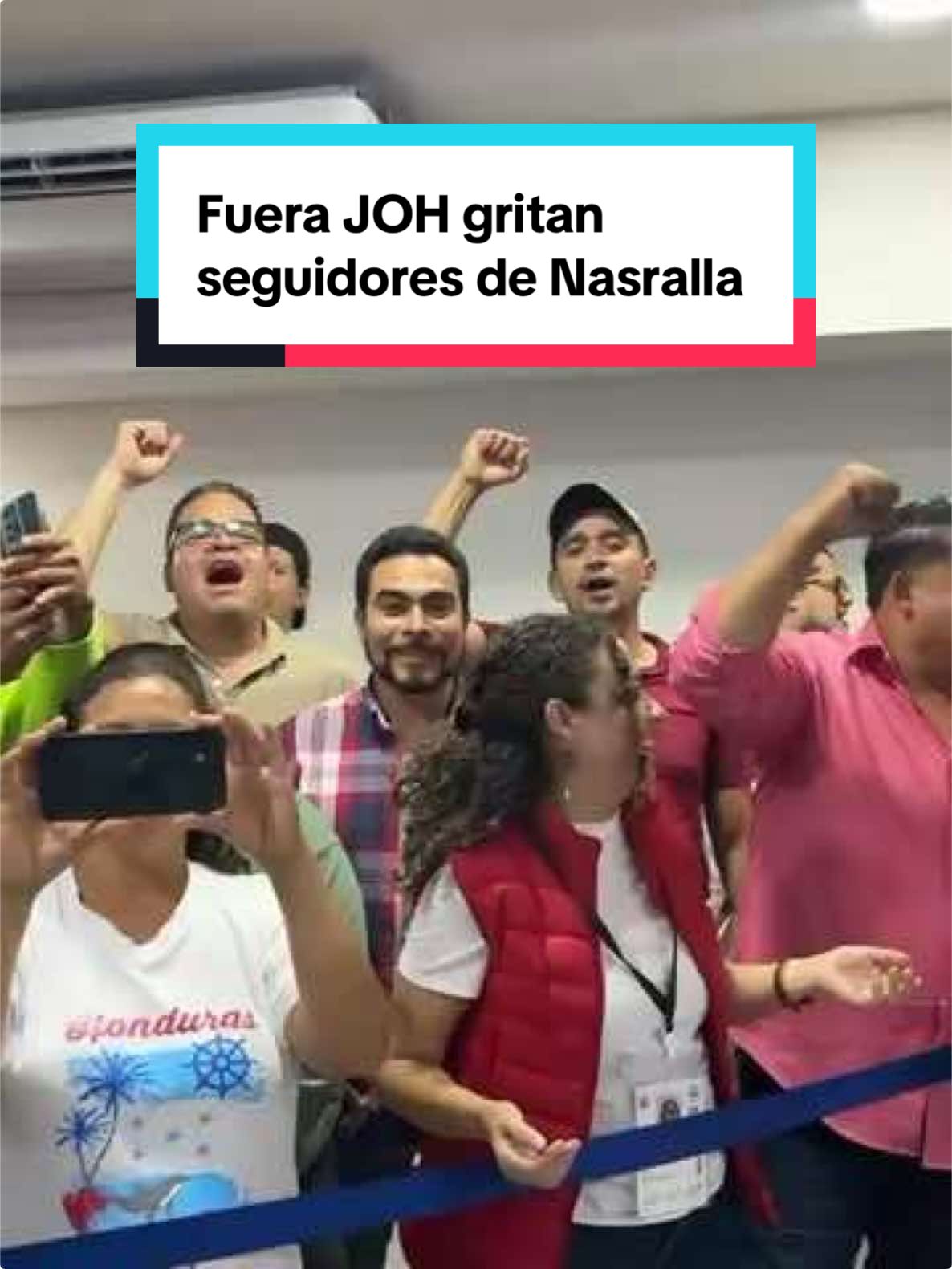 Así reciben a Salvador Nasralla en un hotel capitalino: seguidores gritan “¡Fuera JOH!” instantes antes de que dé inicio a su conferencia de prensa en Tegucigalpa.  Reporta @Ale Alvarado  El dirigente liberal y expresidente del desaparecido Tribunal Supremo Electoral (TSE), ahora Consejo Nacional Electoral (CNE), Arístides Mejía, cuestionó severamente los resultados preliminares divulgados. 