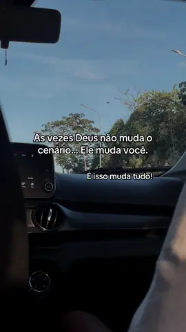 Porque a transformação mais poderosa não acontece ao redor, acontece dentro. Ele te fortalece, te amadurece, te alinha, te prepara. E quando você percebe… a dor já não fere como antes, o medo já não te paralisa, e aquilo que parecia impossível já não te assusta. Não é o mundo que fica mais leve… É você que fica mais firme. É Cristo moldando, restaurando e reconstruindo o que ninguém vê. E é aí que a vitória começa. 👉 Siga @delesomos para receber palavras diárias que vão fortalecer sua fé e transformar sua caminhada com Deus.
