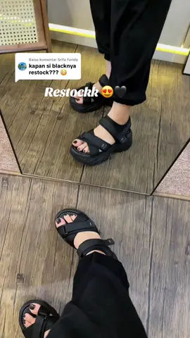 Membalas @Srifa Farida restock hitam ga banyakk gercepp 😍 #sandalwedgeswanita #wedgesandals #sandalkeren 