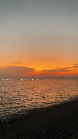 Tiếc nhỉ,hai chúng ta đều im lặng. Chỉ khác là, một người âm thầm chờ đợi, còn một người kia chẳng hề để tâm đến...#dulich #hoanghon #binhminh #tamtrang #daophuquy 