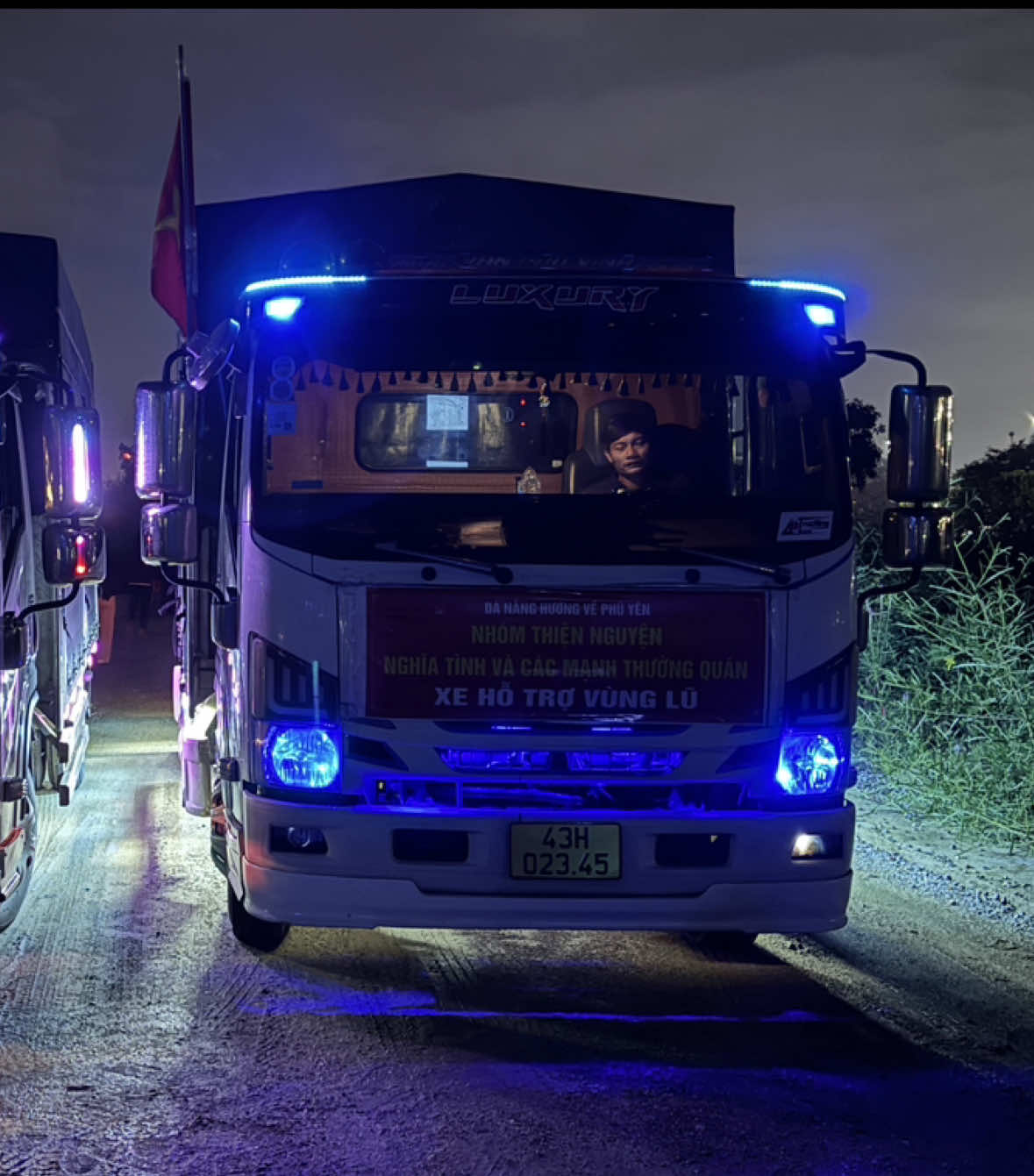 Chồng 1 xe vợ 1 xe đến nay đã là chuyến xe thứ 10 về với bà con Phú Yên. Nể phục anh chị🥰#huyhoàng92✌️ #uocduoclenxuhuong #vietnamtoiyeu #tiktokxetai #tiktokxetaivn 