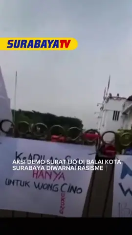 Suasana demonstrasi terkait polemik Surat Ijo di depan Balai Kota Surabaya, Senin( 1/12/2025), sempat memanas. Aksi yang awalnya berjalan tertib mendadak ricuh kecil setelah muncul tulisan bernuansa provokatif yang menyinggung isu etnis, diduga terkait polemik penyelesaian kasus Darmo Hill. Anggota DPRD Kota Surabaya dari Fraksi PSI, Josiah Michael, yang melintas di lokasi, terkejut sekaligus kecewa melihat tulisan tersebut. Ia menilai bahwa aksi menyampaikan aspirasi tidak boleh dibelokkan menjadi sentimen identitas. Ketegangan meningkat ketika Josiah menanyakan tulisan bernada rasis yang dipasang pendemo. Sekelompok pendemo menjawab Josiah dengan emosional. Adu mulut pun tak terhindarkan. Menurut Josiah, dirinya hanya ingin mengingatkan agar aksi tidak memakai bahasa provokatif. Pendemo mengetahui jika Josiah adalah salah saru dewan yang sejak dari awal getol memperjuangkan hak warga dari klaim eigendom 1278 Pertamina. Ia menambahkan bahwa DPRD, termasuk dirinya, telah beberapa kali mengawal aspirasi warga terkait masalah pertanahan, termasuk Surat Ijo dan Darmo Hill. “Semua warga butuh keadilan yang sama. Tidak boleh ada yang membawa isu SARA untuk menekan pemerintah,” tandasnya. Bahkan menurutnya dirinya turut bekerja merevisi Perda no 16 Tahun 2014 tentang Pelepasan Tanah Aset Pemerintah Kota Surabaya sejak menjabat ketua Bapemperda periode lalu. Josiah berharap Pemkot Surabaya mempercepat penyelesaian sengketa dan memperkuat komunikasi agar tensi di lapangan tidak semakin meningkat. #viral #beritaviral #beritaterkini #surabayatv #fyp 