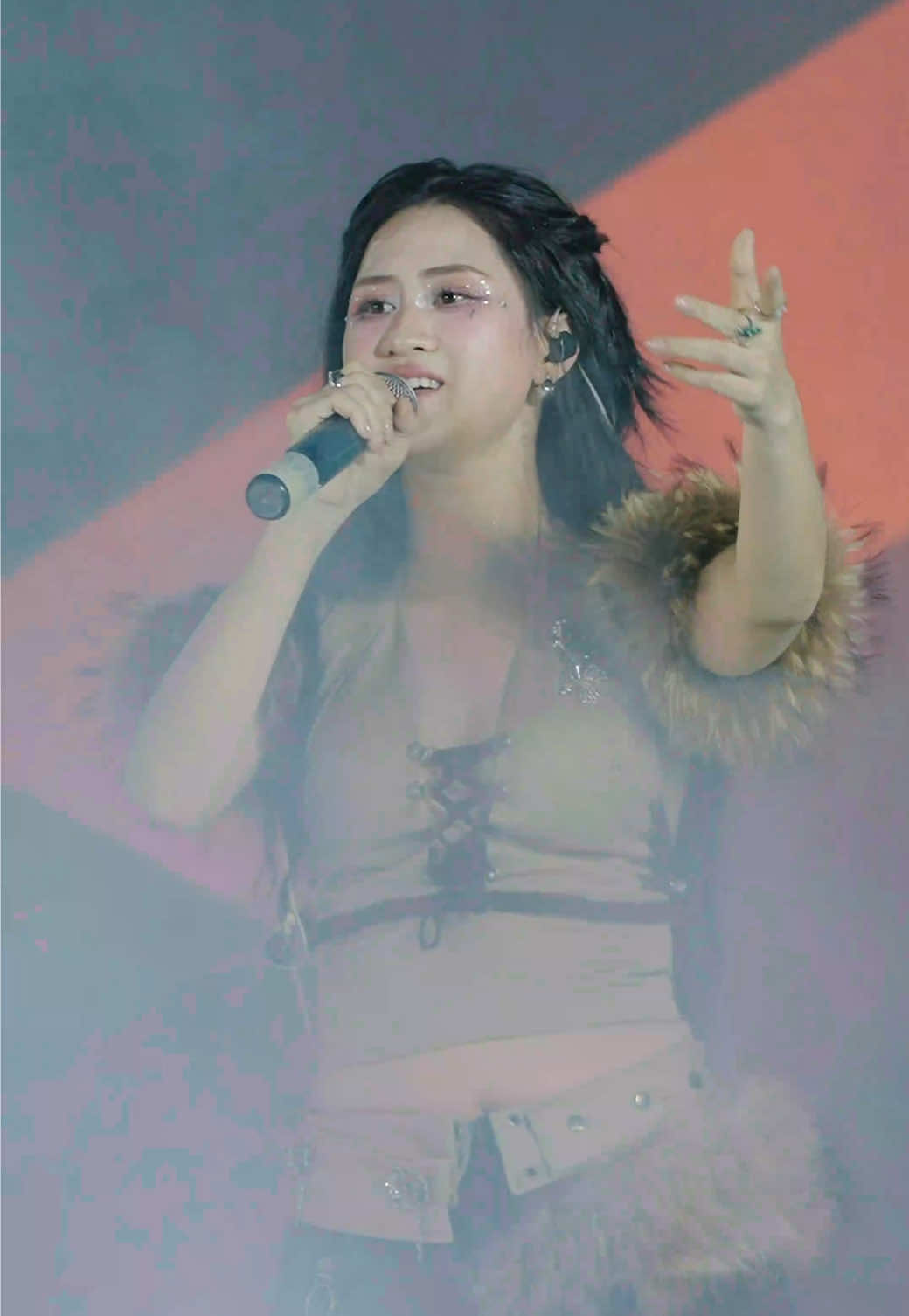 Tắm mưa tập thể mà zui ❤️ Vũ Điệu Hoang Dã #jeetran #liveshow #vudieuhoangda 