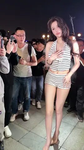 #Good figure and good temperament #LongLegsAndSlimWaist #Is she your ideal girlfriend? #SexyLongLegs 