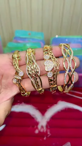 Haii haii kakak bestiee, nih ready lagi gelang bangle dewasa yang modelnya super cakep😍 jangan lupa join live kakak bestie🥰#gelang #gelangbangle #promo1212 #gelangtitanium #fyp 