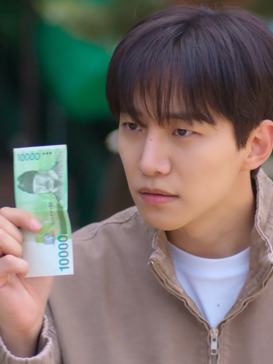 Seorang lelaki mendapat kuasa luar biasa. Masalahnya? Setiap kali dia guna kuasanya, duitnya akan hilang 💸 Dibintangi Lee Jun-ho, #Cashero akan tiba di Netflix, 26 Dis. #SembangEntertainment #DramaTikTok #NewReleases #KDramas #KDramaLovers #WhatToWatch #TVRecommendations #NetflixMY #FlixReview