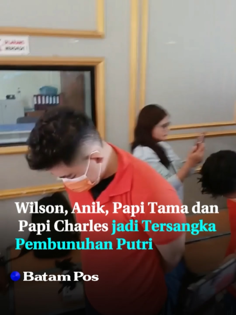 Polsek Batuampar resmi menetapkan empat tersangka dalam kasus pembunuhan berencana terhadap Dwi Putri Aprilian Dini (25), perempuan asal Lampung Barat yang tewas setelah mengalami penyiksaan selama tiga hari di sebuah rumah dua lantai di Perumahan Jodoh Permai Blok D No.28, Batuampar, Batam.  Hasil penyidikan mengungkap bahwa Putri mengalami penyiksaan sistematis sejak Selasa (25/11) hingga Kamis (27/11). Selama tiga hari penuh, ia dipukul, ditendang, diikat, dibekap, hingga mengalami penyemprotan air ke wajah dan saluran napas ketika mulut serta tangannya terlakban. Dokter forensik RS Bhayangkara menyampaikan bahwa kematian korban disebabkan masuknya air ke paru-paru dan rongga dada, disertai pendarahan pada selaput lunak otak serta memar luas di tubuhnya. Keempat tersangka yang telah ditahan adalah Wilson Lukman alias Koko (28),yang mengaku seorang pengacara; Anik Istiqomah Noviana alias Mami (36) sebagai kekasih Koko; Putri Eangelina alias Papi Tama (23); dan Salmiati alias Papi Charles (25). Mereka diduga memiliki peran berbeda, mulai dari pelaku utama kekerasan, pembuat rekayasa bukti, pembeli perlengkapan penyiksaan, penjaga korban agar tidak melarikan diri, hingga upaya penghilangan jejak. Motif pembunuhan berencana ini diduga berawal dari rekaman video rekayasa yang dibuat Anik, seolah-olah korban mencekik dirinya. Video itu kemudian dikirim kepada Wilson, yang langsung marah dan memerintahkan penjebakan serta kekerasan terhadap Putri. Polisi menyebut Wilson baru mengetahui bahwa rekaman itu tidak benar setelah seluruh tersangka ditangkap dan diinterogasi. Reporter & video: Eusebius Sara  Editor: Ian  #ladiescompanion #LC #batam #penyiksaan #viral 