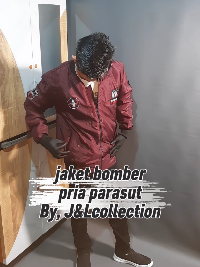 jaketnya nyaman bet di pakai, bahan tebal. top lah sangat rekomended. #jaketparasut #jaketbomberpria #j&lcollection #ootdfashion #outfitpria 