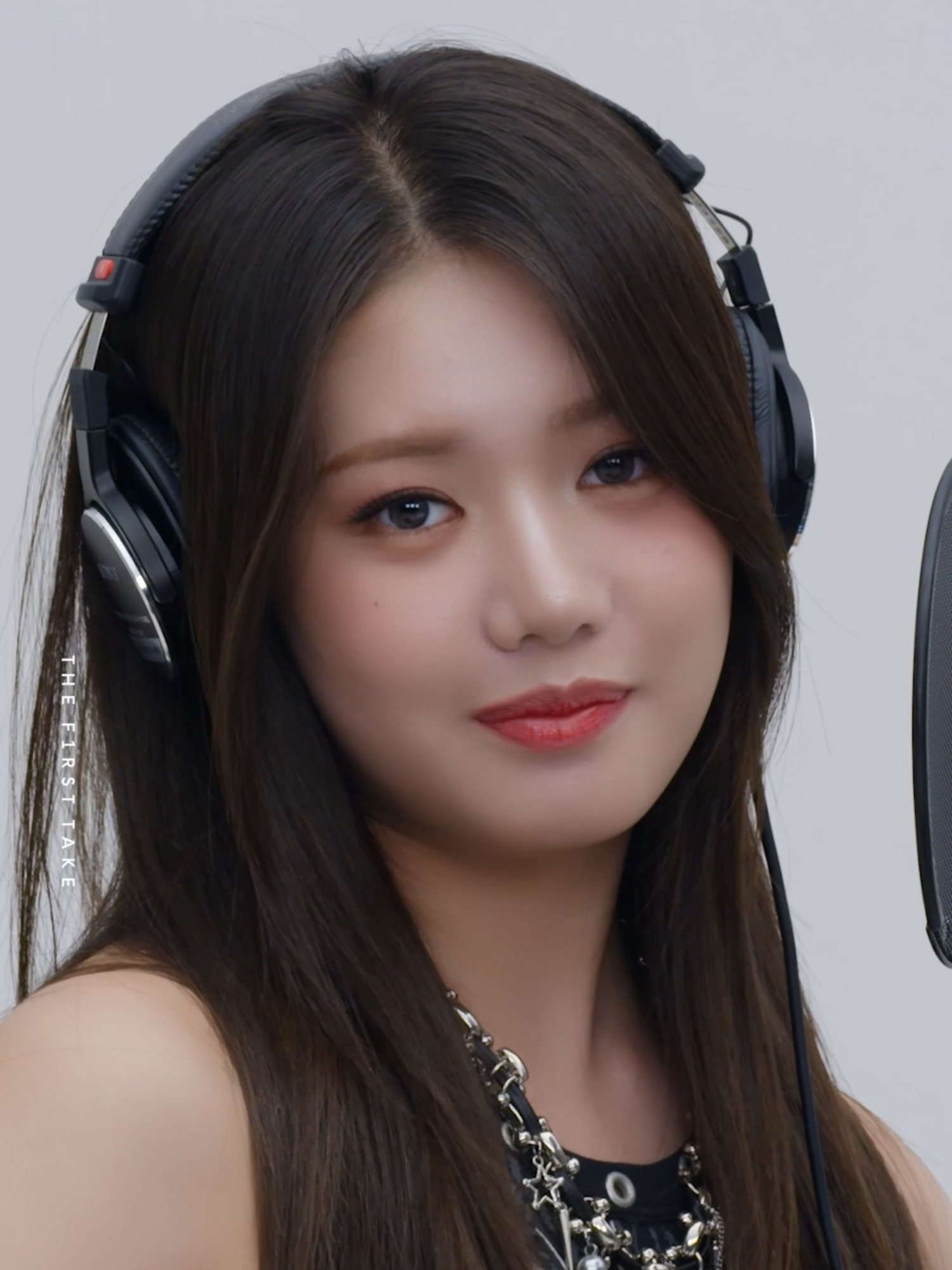 [🎙️] #BABYMONSTER_INFO 【THE FIRST TAKE】 BABYMONSTER / 'WE GO UP' 本編には映らない #RORA のアザーアングルを特別公開🐼✨ ー 🎬Full show on YouTube https://youtu.be/a0bc6Ownyt0 🎧Download＆Streaming https://BABYMONSTER.lnk.to/WEGOUP ー #THEFIRSTTAKE #BABYMONSTER #베이비몬스터 #ベイビーモンスター #로라#ローラ #WEGOUP #YG