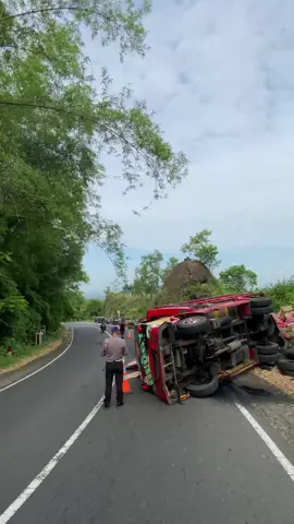 Pagi ini Selasa (2/12) sebuah truk yang mengangkut air mineral terguling akibat tidak kuat menanjak di Bukit Bego, Imogiri, Bantul. Tidak ada korban jiwa dalam kejadian ini, kernet yang mengalami luka langsung dilarikan ke Puskesmas Imogiri I. Saat ini sudah dikondisikan oleh personil dari Unit Lantas Polsek Imogiri beserta warga sekitar. Tetap hati-hati di jalan nggih Lur 🫶🏻✨ 📽 @kapanewonimogiri #info #news #laka #imogiri #bantul 
