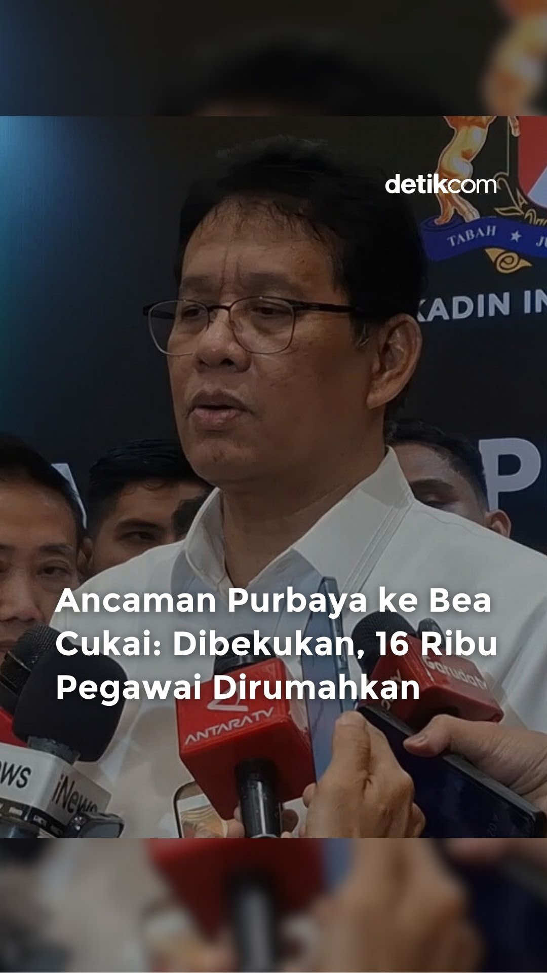 Menteri Keuangan Purbaya Yudhi Sadewa kembali buka suara soal upaya memperbaiki Direktorat Jenderal Bea Cukai (DJBC). Purbaya tak segan memecat pegawai Bea Cukai yang tidak mau berubah. Purbaya sudah meminta waktu selama setahun kepada Presiden Prabowo Subianto untuk melakukan perbaikan kinerja Bea Cukai alih-alih langsung membekukan instansi tersebut. Purbaya menilai para pegawai Bea Cukai masih dapat diperbaiki kinerjanya. Namun, ia tidak akan berkompromi dengan pegawai yang enggan berubah. Baca berita selengkapnya hanya di detik.com! Video: Dian Fitriyanah Creator: Putri #detikcom #purbayasadewa #beacukai