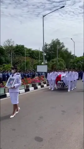 Kronologi: Sebuah peleton mau ikut LKBB yg ketentuannya jelas Pakai Perpang no 58 2018. Ketika materi langkah perlahan, pelatih peleton tersebut maksa bahwa langkah perlahan harus diangkat dan dihentakkan. Tidak hanya itu, ketika aba - aba peringatan parade periksa kerapihan, pelatih tersebut mengajarkan pasukan untuk berkata 