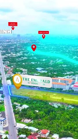 Vị trí The Emerald Garden View Căn hộ xanh TOD trung tâm Thuận An – Kết nối nhanh TP HCM Vị trí chiến lược của The Emerald Garden View The Emerald Garden View tọa lạc tại trung tâm thành phố Thuận An. Đây là khu vực đang dẫn đầu về tốc độ phát triển hạ tầng cửa ngõ kết nối giữa TP HCM và Bình Dương. Với vị trí đắc địa này dự án trở thành điểm đến lý tưởng cho anh chị muốn tìm nơi ở xanh an lành hoặc đầu tư bền vững theo mô hình TOD. Dự án sở hữu thế mạnh tiếp cận các trục đường huyết mạch giúp cư dân di chuyển nhanh đến trung tâm TP HCM, Thành phố Thủ Đức và các vùng kinh tế lớn như VSIP 1 VSIP 2 hay Aeon Mall. Kết nối giao thông vượt trội Vị trí The Emerald Garden View giúp cư dân di chuyển thuận tiện theo nhiều hướng sáng rõ: • Chỉ vài phút đến Quốc lộ 13 trục xương sống kết nối xuyên suốt TP HCM – Bình Dương • 10 phút đến Aeon Mall Bình Dương và khu vực dịch vụ lớn tại Thuận An • 12 đến 15 phút đến trung tâm Thành phố Thủ Đức bằng trục QL13 mở rộng • Gần các khu công nghiệp VSIP 1, VSIP 2 mang lại nhu cầu an cư và nguồn khách thuê dồi dào • Kết nối nhanh đến bệnh viện quốc tế Becamex, sân golf Sông Bé, Lotte Mart Đây là lợi thế lớn giúp The Emerald Garden View vừa phù hợp mua ở lâu dài vừa có khả năng khai thác cho thuê bền vững. Tiềm năng tăng giá mạnh mẽ từ hạ tầng Thuận An đang bước vào giai đoạn nâng cấp hạ tầng trọng điểm như mở rộng Quốc lộ 13, cải thiện giao thông liên vùng, nâng chuẩn đô thị. Chính nhờ điều này The Emerald Garden View hưởng trọn tốc độ phát triển, tạo dư địa tăng giá rõ rệt trong tương lai. Vị trí nằm ngay vùng giáp ranh TP HCM càng tăng sức hút vì người mua có thể sở hữu mức giá hợp lý nhưng hưởng chất lượng sống và tiện ích tương đương đô thị lớn. Lợi thế nổi bật dành cho cư dân • Di chuyển ngắn – tiết kiệm thời gian mỗi ngày • Gần khu thương mại, trường học, y tế quốc tế • Môi trường sống đầy đủ tiện ích nhưng vẫn giữ được sự yên tĩnh • Tập trung cộng đồng chuyên gia tạo giá trị sống văn minh • Thuận tiện cho cả nhu cầu mua ở lâu dài lẫn đầu tư khai thác dòng tiền Kết luận Vị trí The Emerald Garden View hội tụ đầy đủ ưu thế của một dự án xanh tọa lạc tại trung tâm Thuận An khả năng kết nối nhanh và linh hoạt cùng tiềm năng tăng trưởng mạnh từ hạ tầng. Bài viết này tối ưu cho các từ khóa: The Emerald Garden View vị trí #theemeraldgardenview 