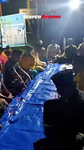 Pembacaan tahlil dan yasin digelar di lokasi kecelakaan KA Mutiara Timur — area perlintasan tanpa palang pintu di Dusun Selokambang, Desa Gununggangsir, Beji, Pasuruan pada Senin (1/12) malam kemarin. Acara tersebut dihadiri oleh ratusan warga dari beberapa dusun sekitar, sebagai bentuk doa bersama untuk empat korban kecelakaan.  Selengkapnya simak di wartabromo.com atau via story terbaru #Pasuruan #Beji #KecelakaanKA #SolidaritasWarga #DoaBersama Dipersembahkan oleh: 💐Warmo Florist | Pusat Karangan Bunga dan Buket Pasuruan @warmoflorist (0813-5799-2501)