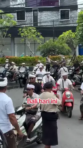 Warga Jimbaran, “Ketog Semprong” mendatangi  kantor Polsek Kuta Selatan, Selasa 2 Desember 2025, untuk menggelar aksi solidaritas Jaga Desa, Jaga Krama. #baliprawara #infobaliprawara #badung #bali #balihariini 