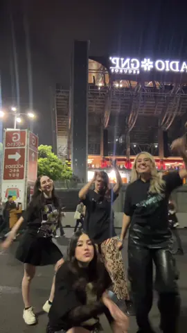 La etapa de ir con tus mejores amigas al concierto de #DuaLipa recomiendo no saltársela😮‍💨🩵  #mexico #estadiognp #dualipatrends #dualipaconcert 