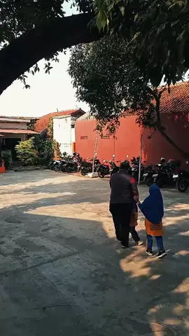 sering dikira senang tanpa beban, padahal hanya mensyukuri porsi hidup yang sudah menjadi takarannya. #fyp #purapuraojol 