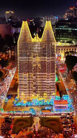 năm nay đèn nhà thờ đức bà đẹp hơn. #nhathoducba  #sàigonvedem  #xuhuong  #vuivemoingay❤️ 
