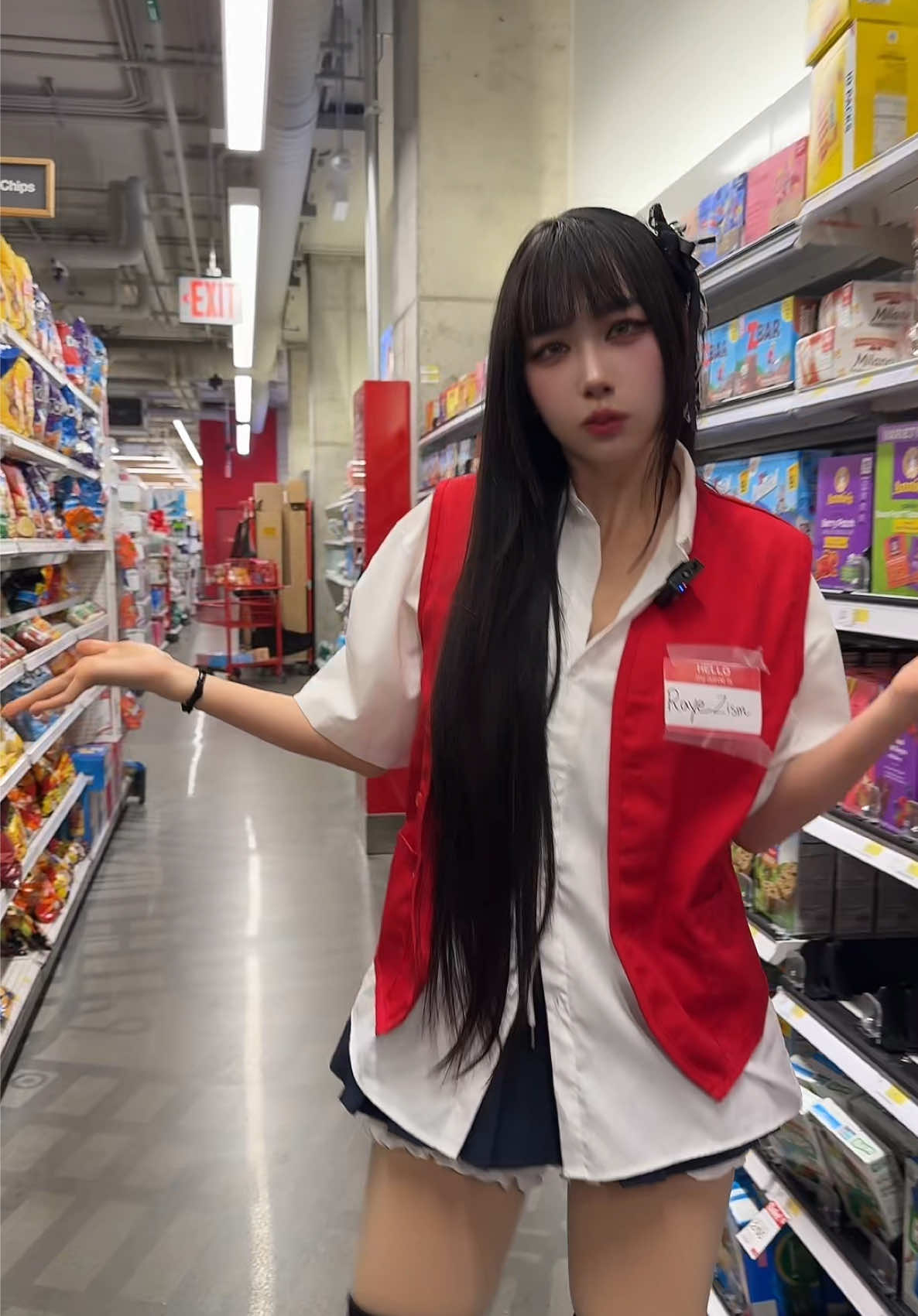 We also give uppies #tall #tallgirl #shortking #heightdifference #tallpeopleproblems 