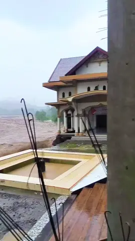 Lokasi cot merak blang samalanga rumah hancur dan terjun ke sungai🥹😭 #banjir #banjirbandang #banjiraceh #pidiejaya #lewatberanda #banjir2025 #prayforaceh 